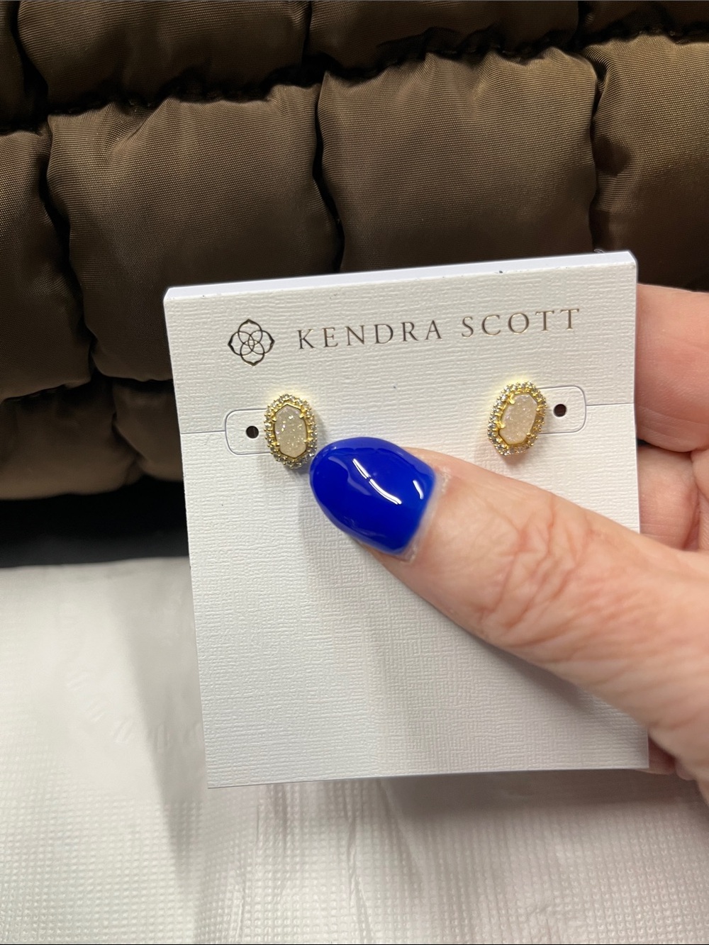 New Kendra Scott Gold and White Opal Elisa Stud Earrings - Picture 5 of 5